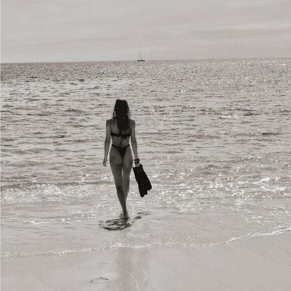 Zara Black Slide Bikini Bottoms
Slide bikini bottom. Interior lining - Picture 2 of 7